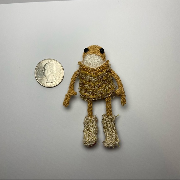 Miniature Knitted Taylor Swift Frog- Fearless - Picture 3 of 5